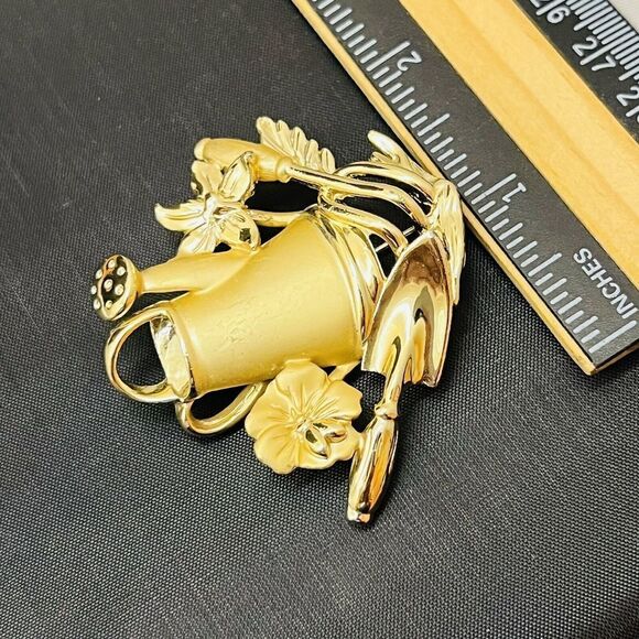Vintage AJC Satine Gold Tone Gardening Tools Flowers Watering Can Brooch 4080 - Picture 9 of 10
